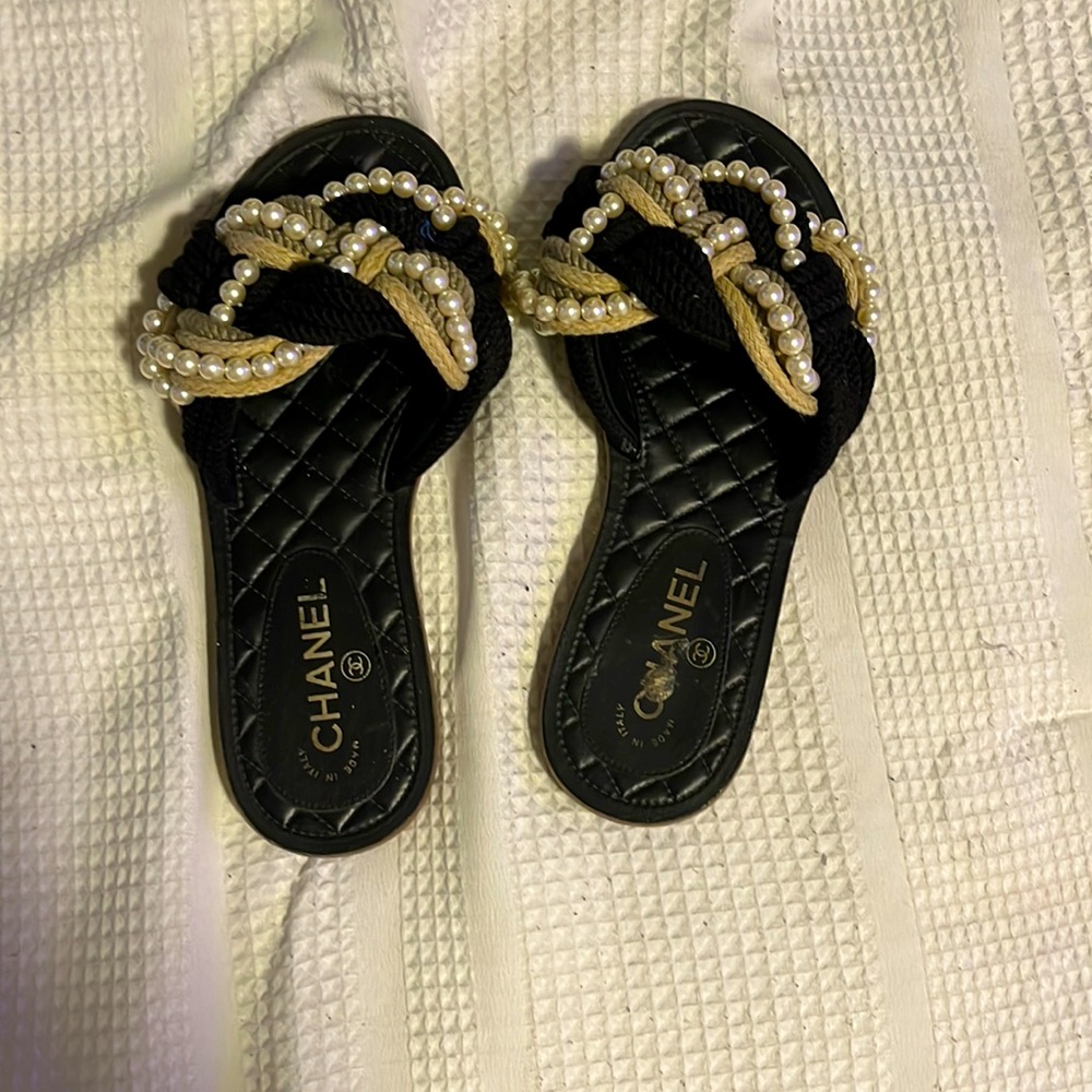 Size 6 slides Chanel